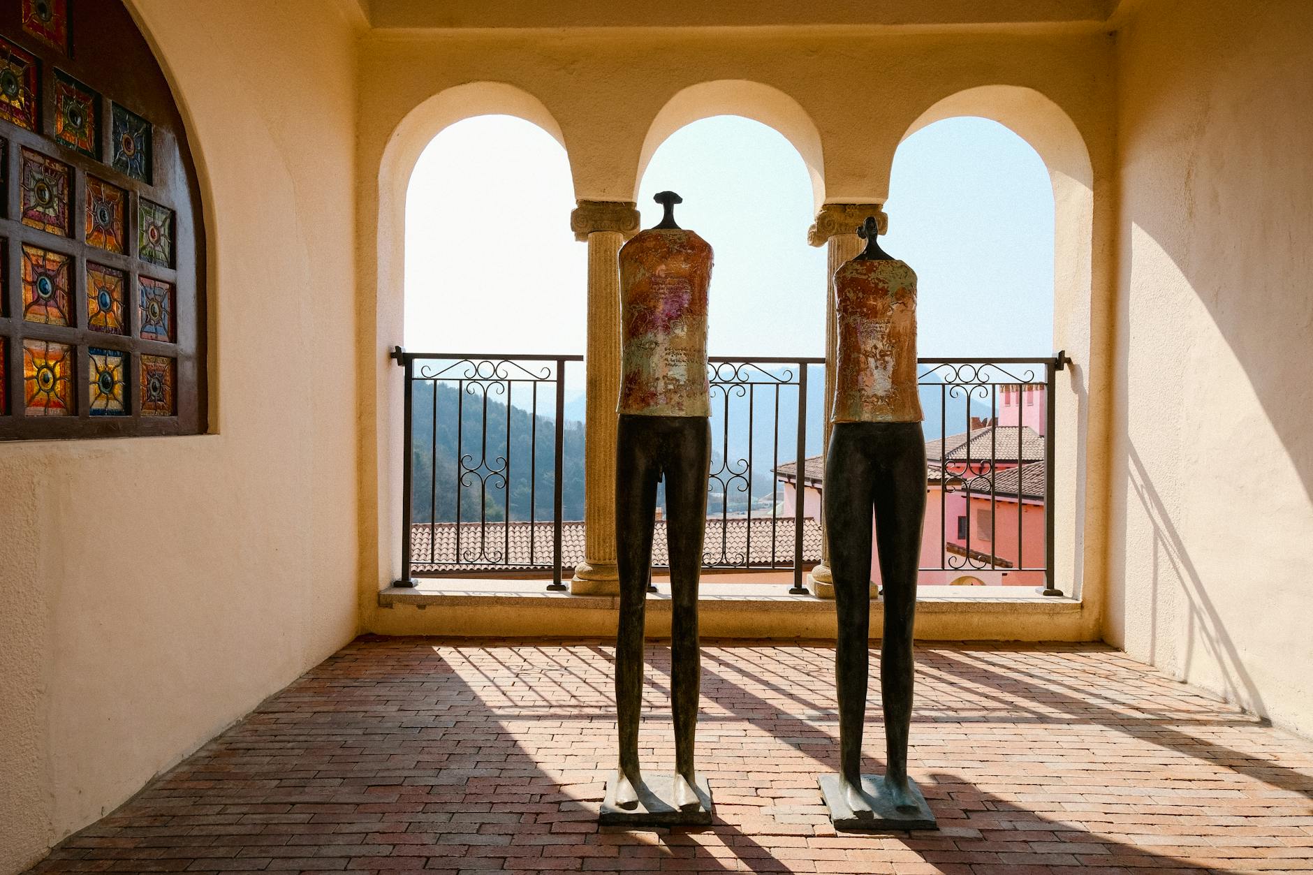 Terakota w przedpokoju: odporność na piasek i błoto w praktyce Dwa drewniane manekiny na słonecznym balkonie w śródziemorskiej aranżacji