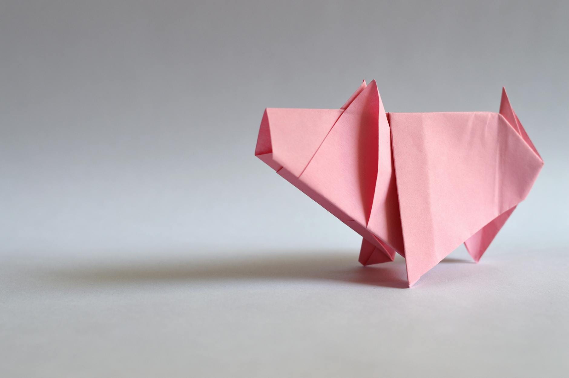 Różowa papierowa świnka origami jako przykład sztuki składania бумаги
