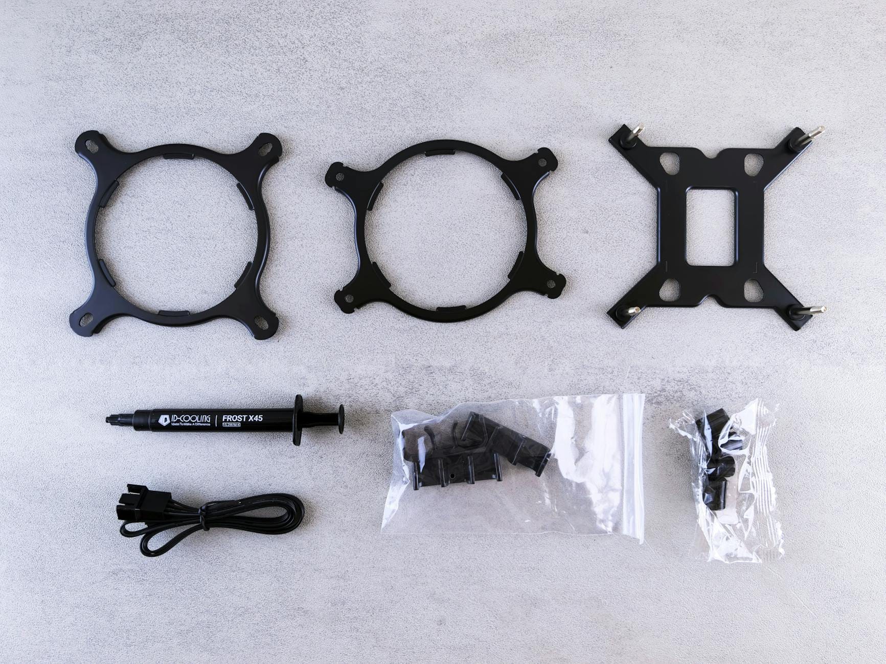 Zestaw elementów montażowych i pasty termicznej widziany z góry