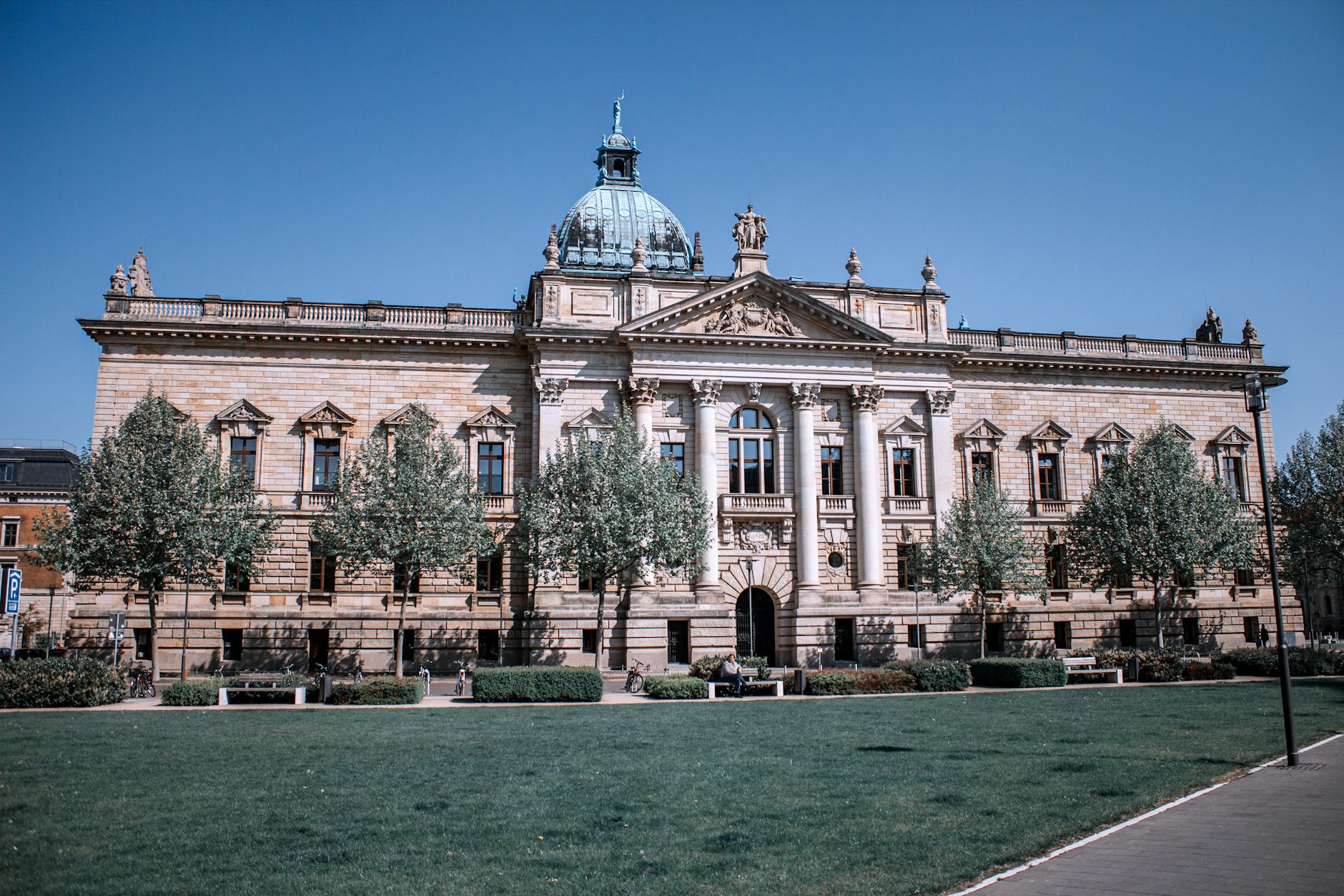Gmach Federalnego Sądu Administracyjnego w Lipsku o zachodzie słońca