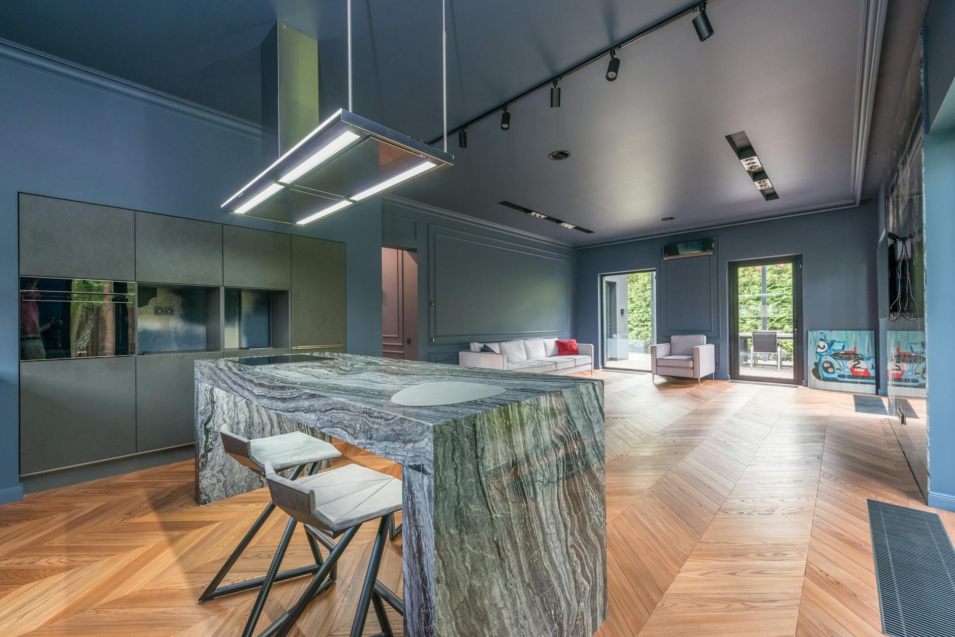 Nowoczesna otwarta kuchnia z salonem w minimalistycznym stylu