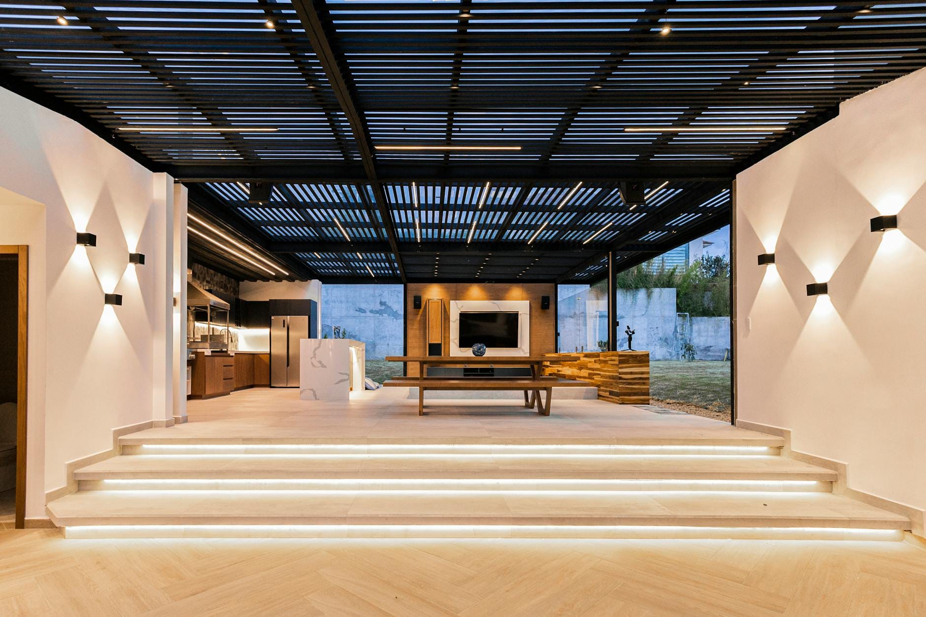 Nowoczesny salon typu open space z minimalistycznym oświetleniem