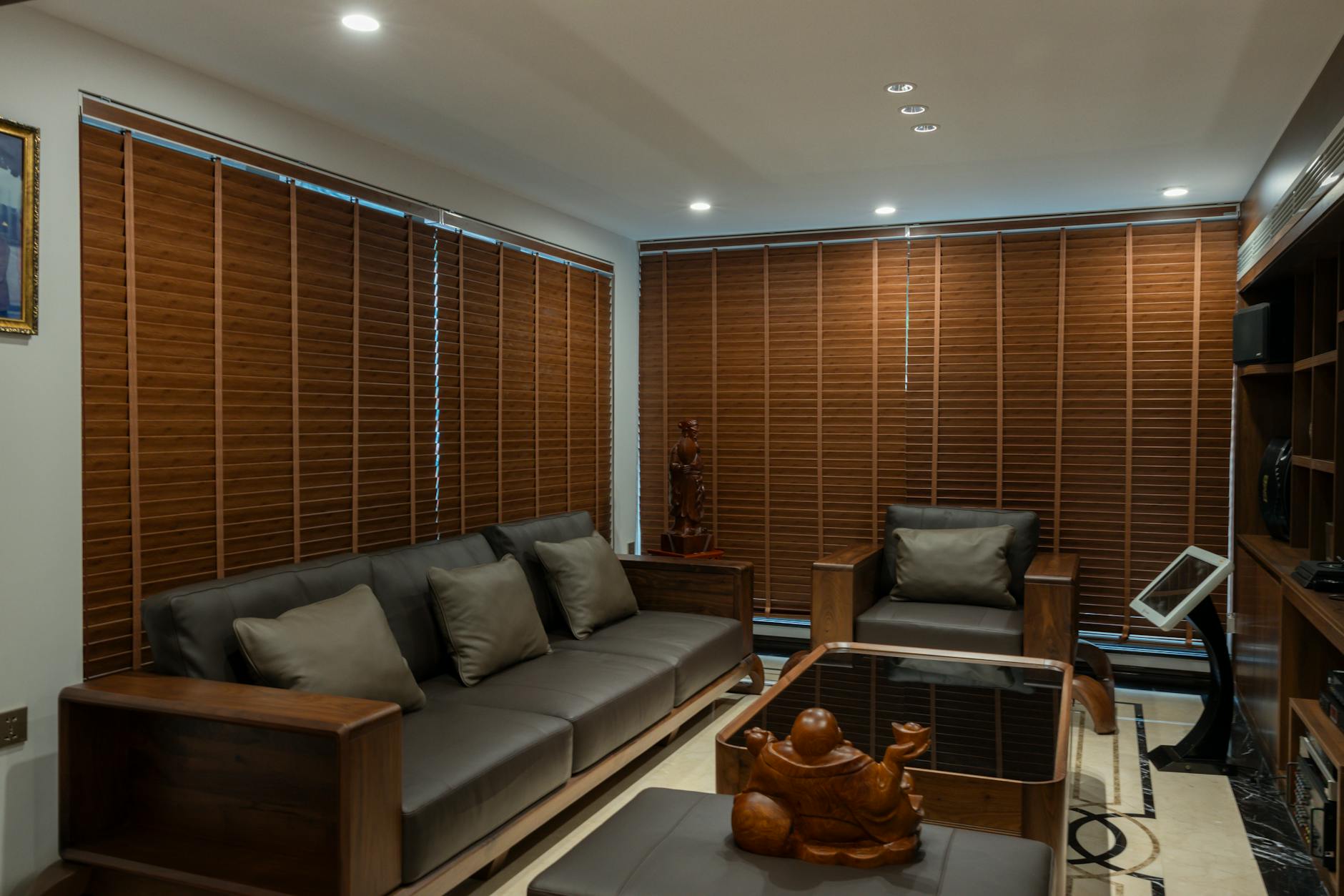 Nowoczesny salon z drewnianymi roletami dopasowanymi do wystroju wnętrza