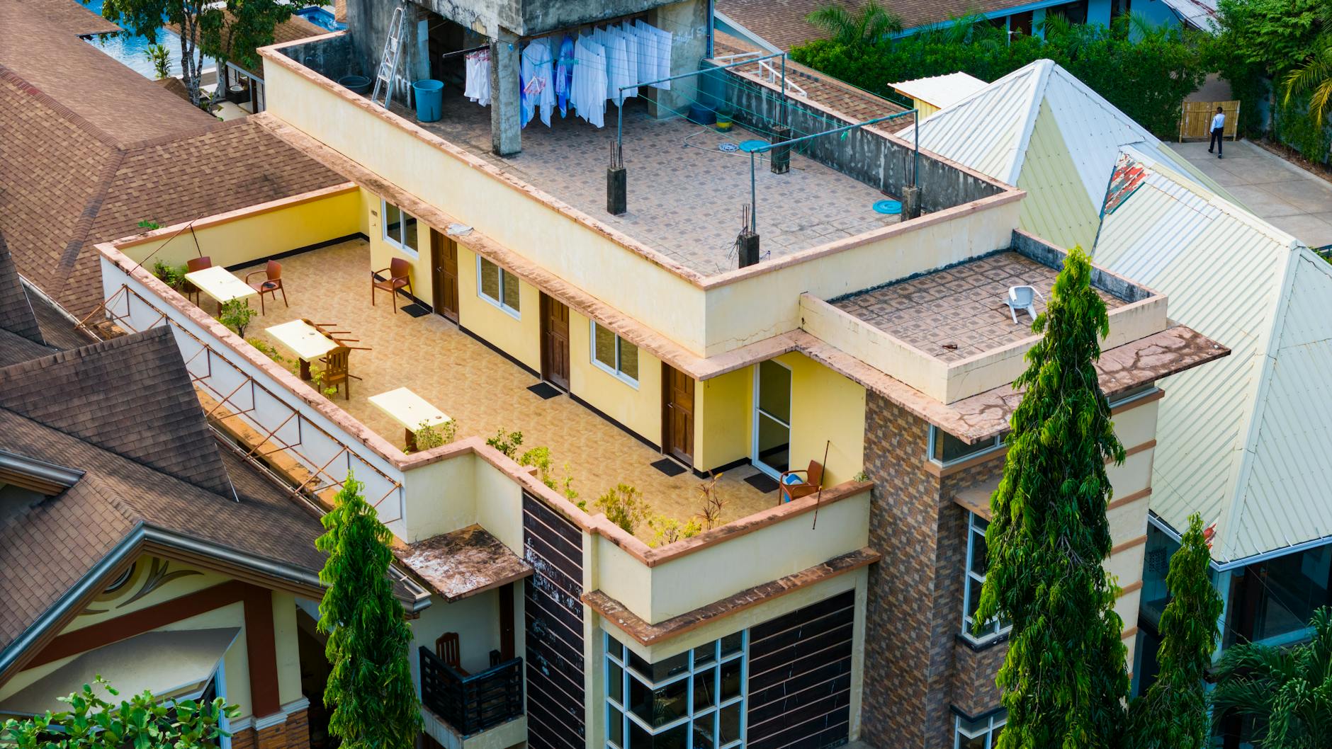 Wielopoziomowy blok mieszkalny z tarasem na dachu i strefą pralni