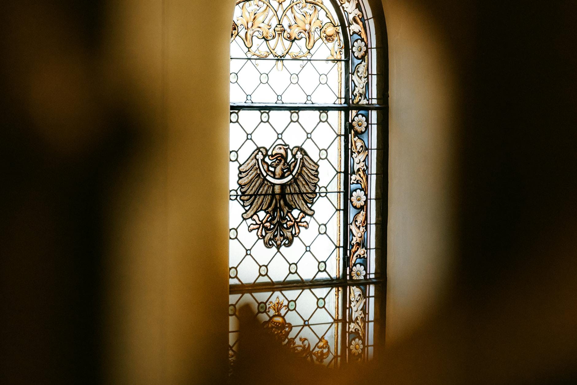 Zabytkowe okno witrażowe z dekoracyjnym wzorem w kościele w Zittau