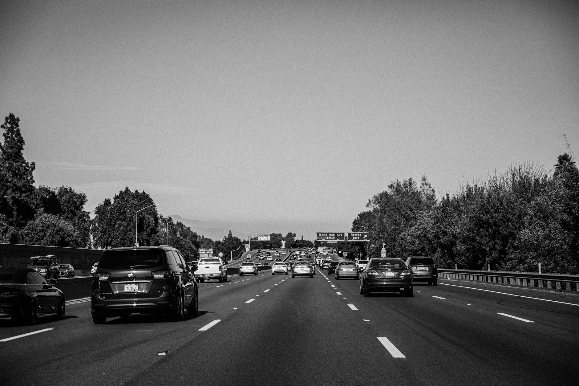 Czarno-białe korki na autostradzie z gęstym ruchem samochodowym