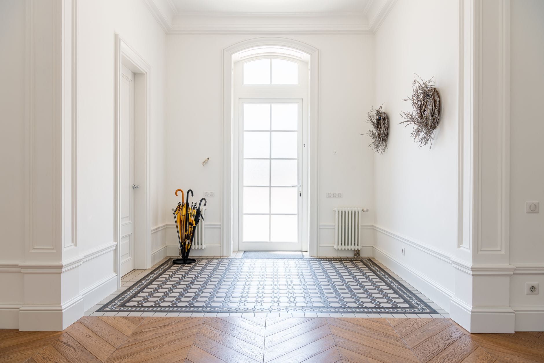 Jasny wiatrołap z drewnianą podłogą i eleganckimi dodatkami